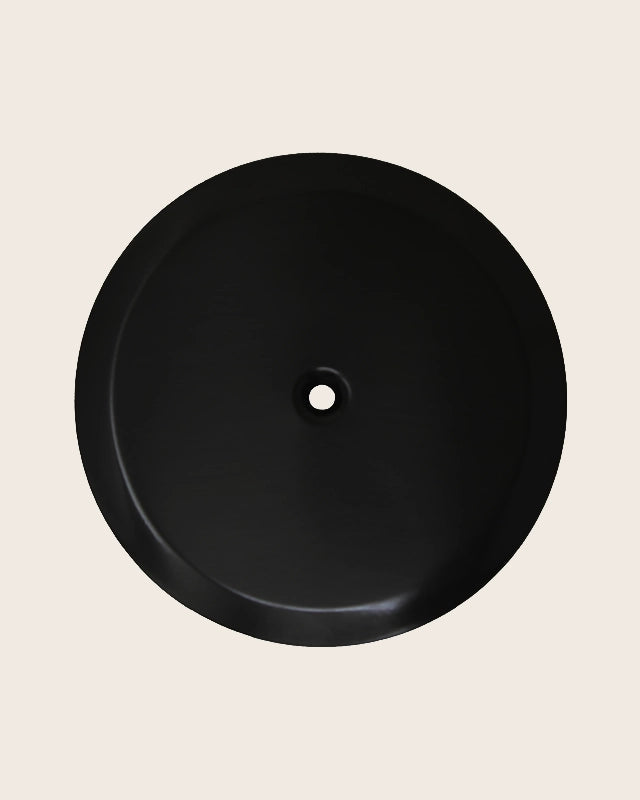 Piattello 14 cm tappo pozzetto nero lucido, vista frontale della maniglia e della bocca di erogazione - Exagonshop
