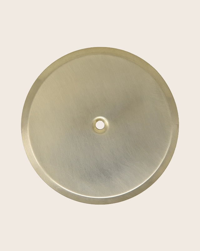 Piattello 14 cm tappo pozzetto oro verde spazzolato in satinato, vista frontale della maniglia e della bocca di...