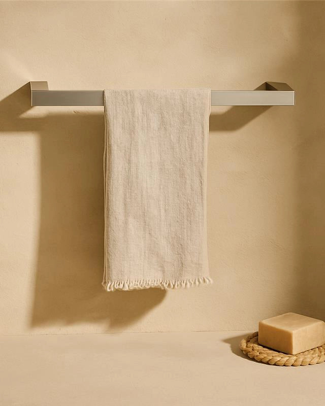 Porta asciugamani 35 cm in alluminio argento Sky in satinato montato a parete, vista del design e della finitura - Exagonshop