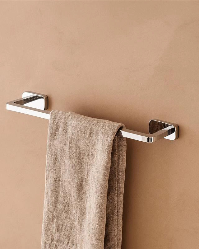 Porta asciugamani 45 cm acciaio inox cromo cubik in lucido e cromato montato a parete, vista del design e della finitura...