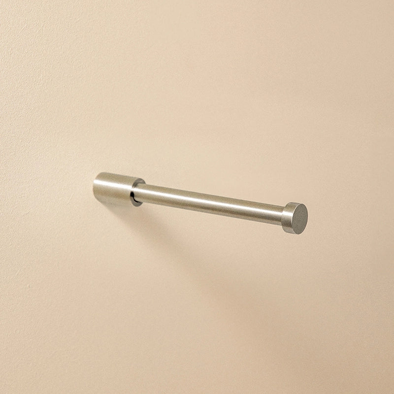 Portarotolo Senza Coperchio Satinato Logic Cosmic in acciaio inox montato a parete, vista del design e della finitura...