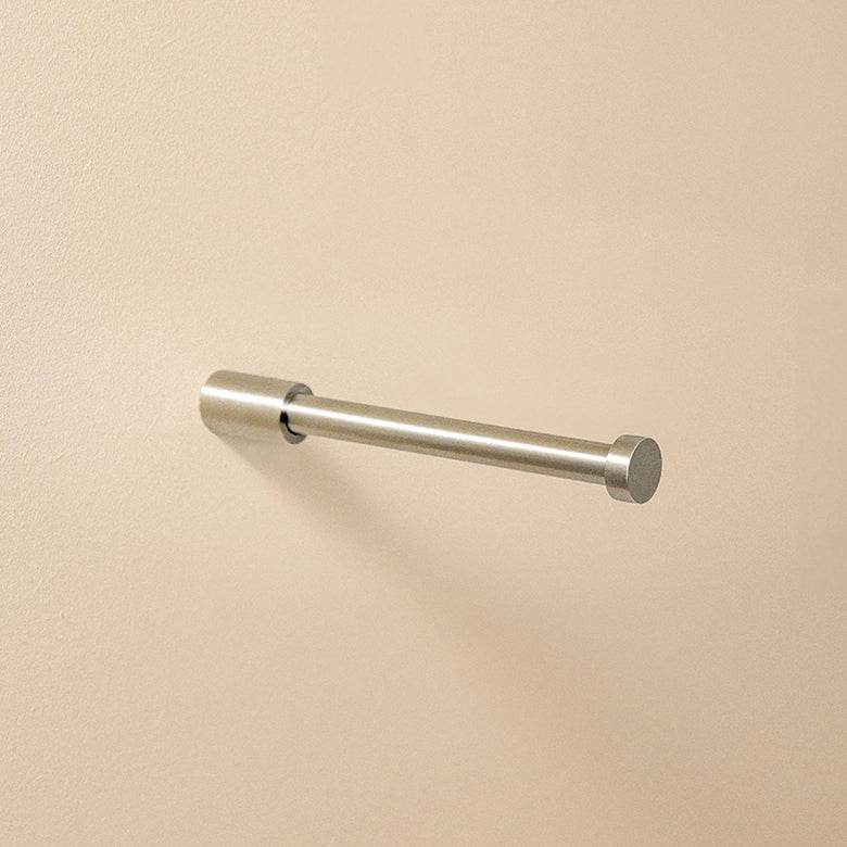 Portarotolo Senza Coperchio Satinato Logic Cosmic in acciaio inox montato a parete, vista del design e della finitura...