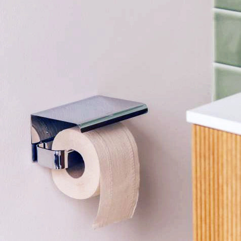Portarotolo wc con Coperchio Cromo Cosmic Line, dettaglio ravvicinato del materiale e dell'aggancio - Industrias Cosmic