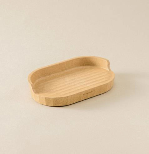 Portasapone da appoggio in plastica crema naturale Cosmic montato a parete, vista del design e della finitura...
