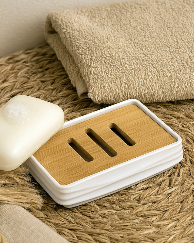 Portasapone in plastica ABS e bamboo bianco Alabama in opaco e naturale montato a parete, vista del design e della...