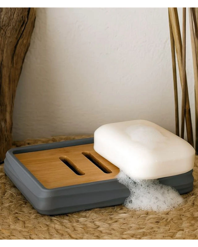 Portasapone in plastica ABS e bamboo grigio Alabama in opaco e naturale montato a parete, vista del design e della...