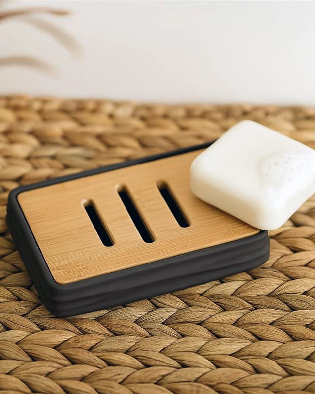 Portasapone in plastica ABS e bamboo nero Alabama in opaco e naturale montato a parete, vista del design e della finitura...