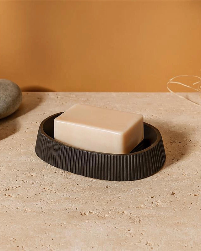 Portasapone in plastica nero London in opaco montato a parete, vista del design e della finitura - Exagonshop