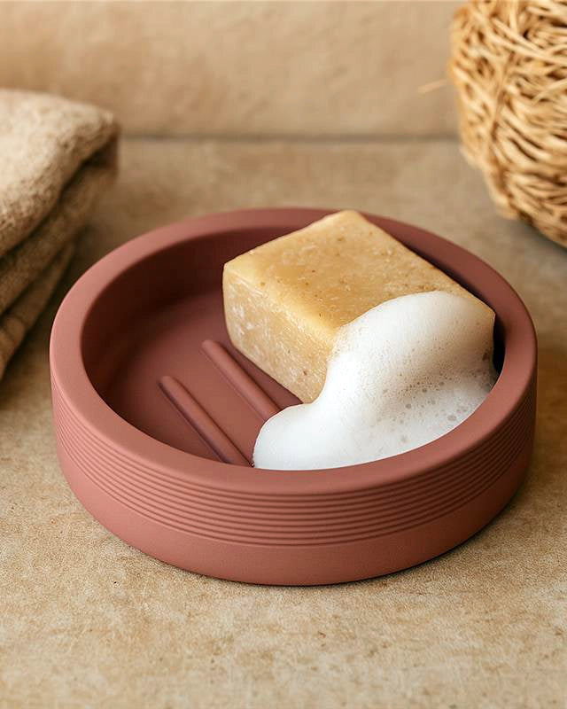 Porta sapone in poliresina terracotta Marika in naturale montato a parete, vista del design e della finitura - Exagonshop