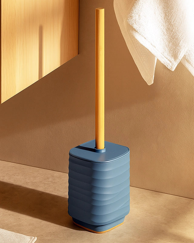 Portascopino in plastica ABS e bamboo blu pastello Alabama in naturale montato a parete, vista del design e della...