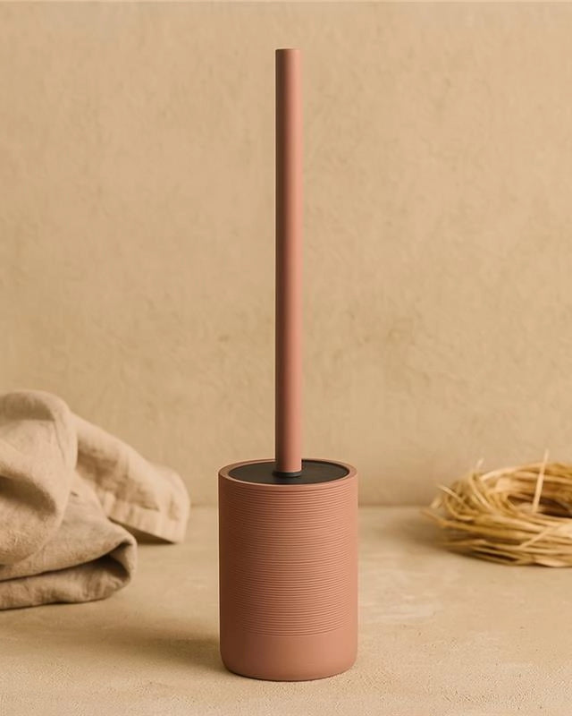 Portascopino in poliresina Terracotta Marika in naturale montato a parete, vista del design e della finitura - Exagonshop