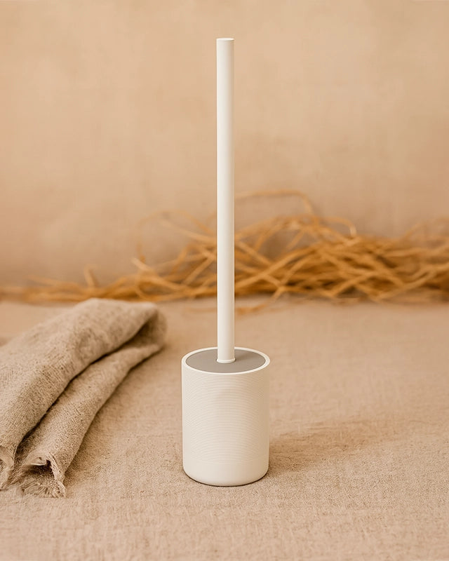 Portascopino in poliresina bianco Marika montato a parete, vista del design e della finitura - Exagonshop