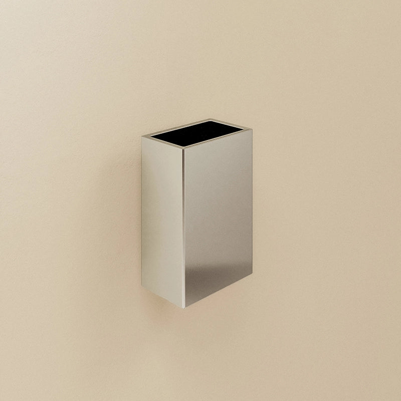 Portaspazzolini a muro Cromo Bathlifea Cosmic montato a parete, vista del design e della finitura - Industrias Cosmic