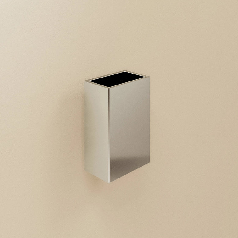Portaspazzolini a muro Cromo Bathlifea Cosmic montato a parete, vista del design e della finitura - Industrias Cosmic