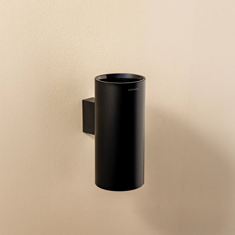 Portaspazzolini a muro Nero Satinato Logic Cosmic montato a parete, vista del design e della finitura - Industrias Cosmic