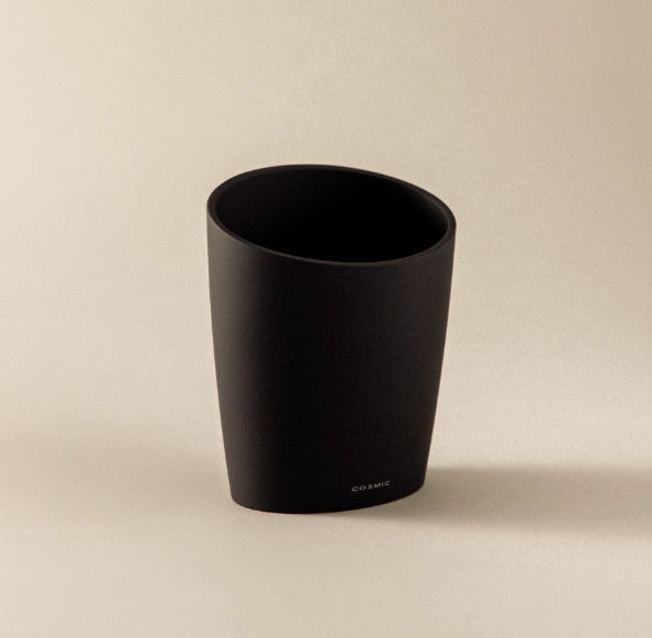 Portaspazzolini da appoggio Nero Soft Saku Cosmic montato a parete, vista del design e della finitura - Industrias Cosmic