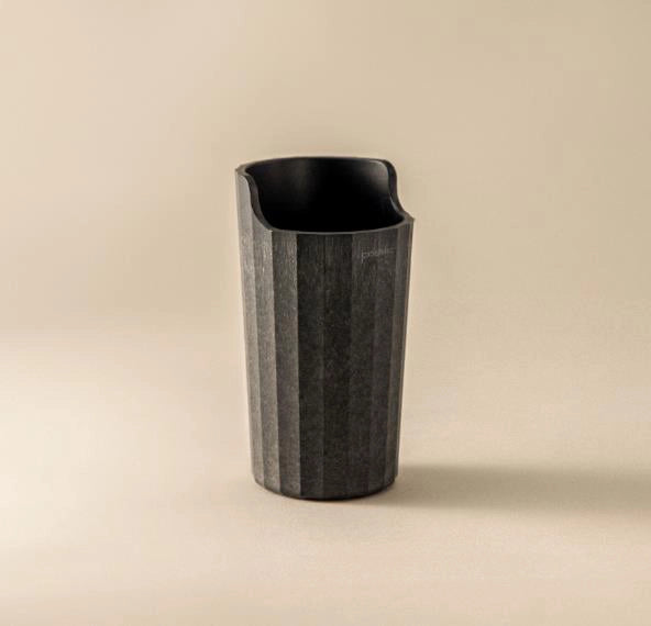 Portaspazzolini da appoggio in plastica nero naturale montato a parete, vista del design e della finitura - Industrias Cosmic