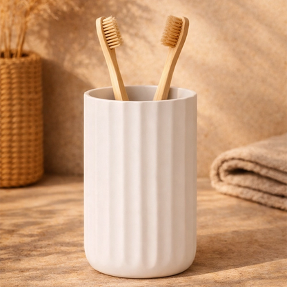 Portaspazzolini da appoggio in tpr bianco in opaco montato a parete, vista del design e della finitura - Exagonshop