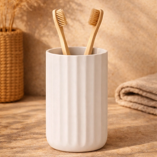 Portaspazzolini da appoggio in tpr bianco in opaco montato a parete, vista del design e della finitura - Exagonshop