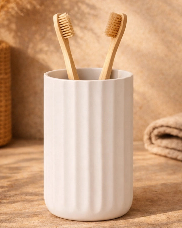 Portaspazzolini da appoggio in tpr bianco in opaco montato a parete, vista del design e della finitura - Exagonshop