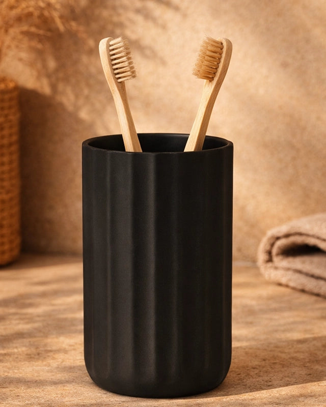 Portaspazzolini da appoggio in tpr nero in opaco montato a parete, vista del design e della finitura - Exagonshop