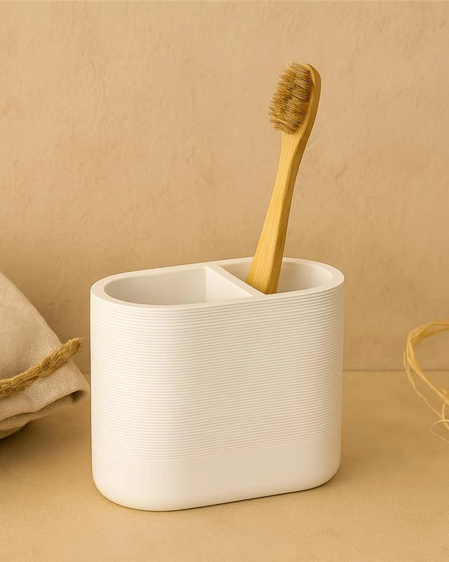 Portaspazzolini doppio in poliresina bianco Marika montato a parete, vista del design e della finitura - Exagonshop