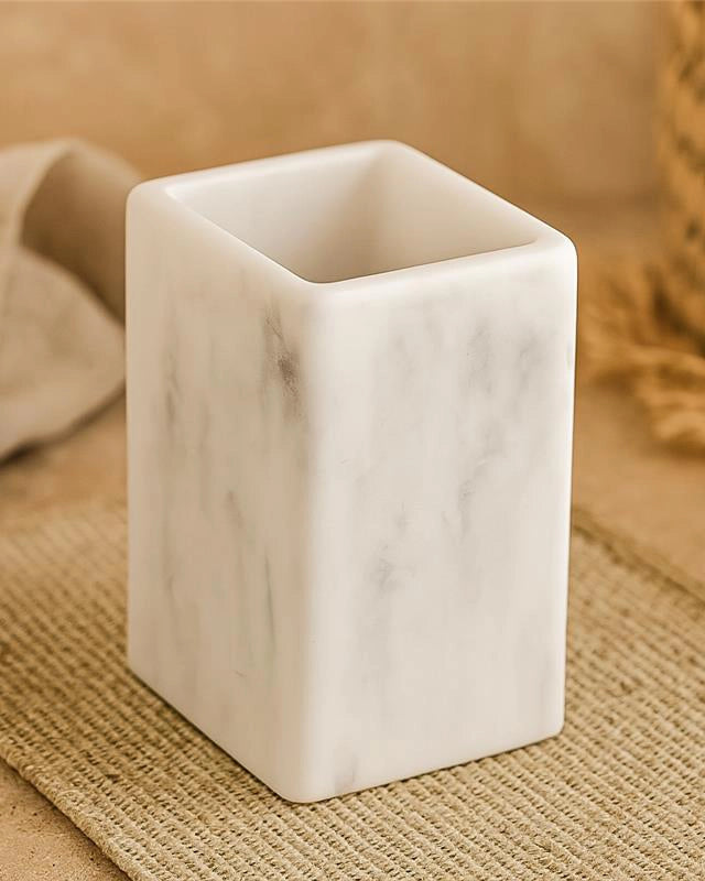 Portaspazzolini in poliresina marmorizzato bianco Marmo Marmo Bianco in marmo naturale montato a parete, vista del design...