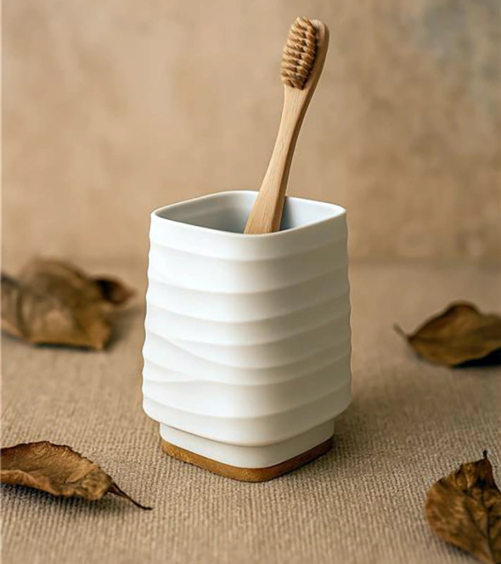 Portaspazzolino in plastica ABS e bamboo bianco Alabama in opaco e naturale montato a parete, vista del design e della...