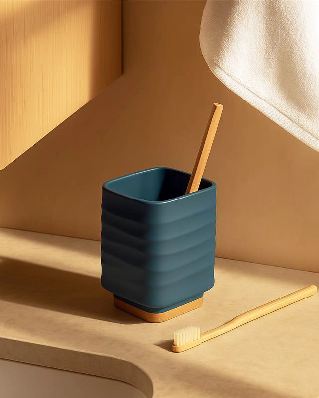 Portaspazzolino in plastica ABS e bamboo blu pastello in naturale montato a parete, vista del design e della finitura...