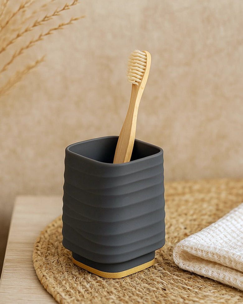 Portaspazzolino in plastica ABS e bamboo grigio Alabama in opaco e naturale montato a parete, vista del design e della...