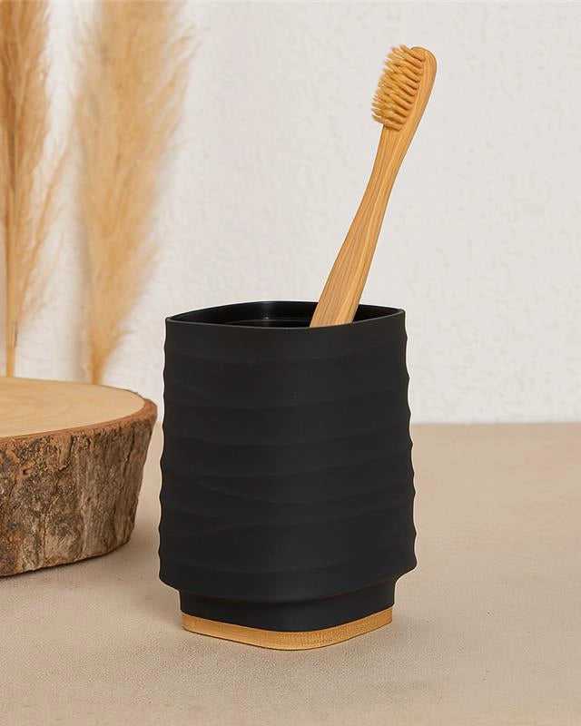 Portaspazzolino in plastica ABS e bamboo nero Alabama in opaco e naturale montato a parete, vista del design e della...