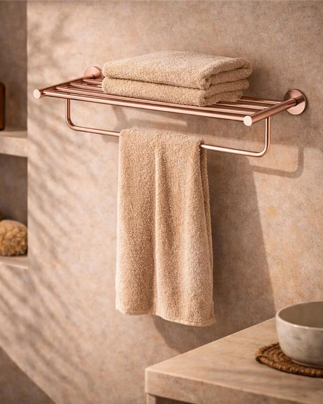 Rack portasciugamani 60 cm oro rosa spazzolato Minimal in naturale montato a parete, vista del design e della finitura...