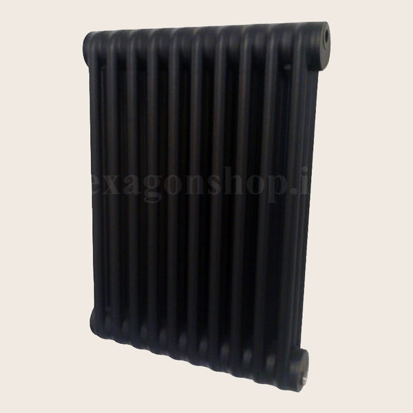 Radiatore classico 10 Elementi nero Noir Sable Kiklos 3 in strutturato accesa in soggiorno, fiamma visibile attraverso il...