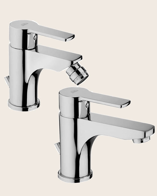 Red Paffoni Coppia Rubinetti Lavabo E Bidet Cromo Lucido Cromato Lucido ambientato su piano bagno con accessori