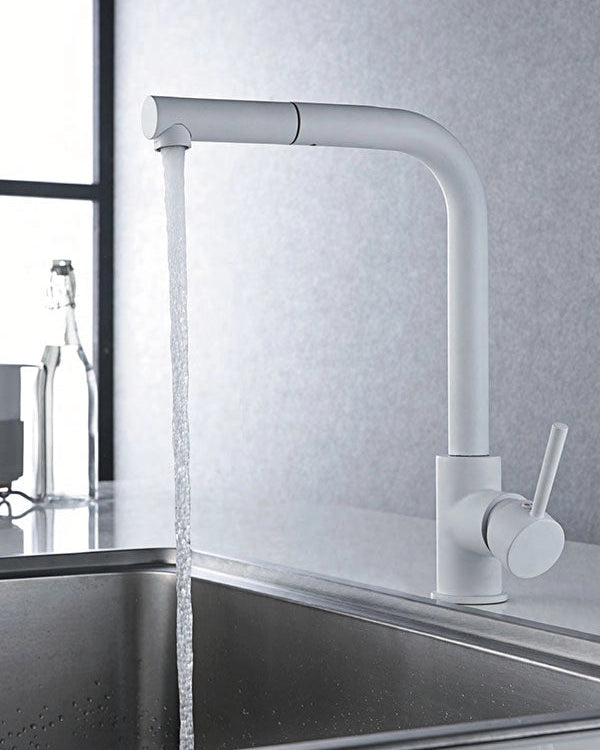 Rubinetto cucina estraibile Linda bianco opaco installato su lavello, vista della bocca e della leva - Exagonshop