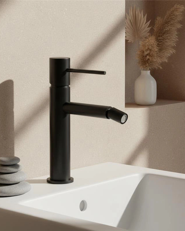 Rubinetto bidet monocomando nero opaco Hidden, vista frontale della maniglia e della bocca di erogazione - Exagonshop