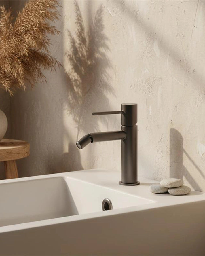 Rubinetto bidet senza scarico ottone grigio metallico Memo, vista frontale della maniglia e della bocca di erogazione...