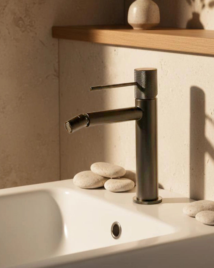 Rubinetto bidet senza scarico in ottone grigio metallico in naturale, vista frontale della maniglia e della bocca di...