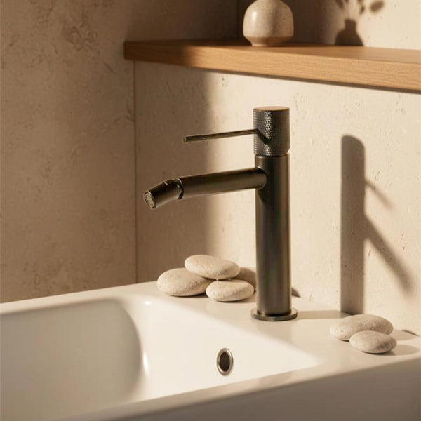 Rubinetto bidet senza scarico in ottone grigio metallico in naturale, vista frontale della maniglia e della bocca di...