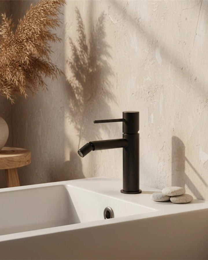 Rubinetto bidet senza scarico in ottone nero opaco Memo in satinato, vista frontale della maniglia e della bocca di...