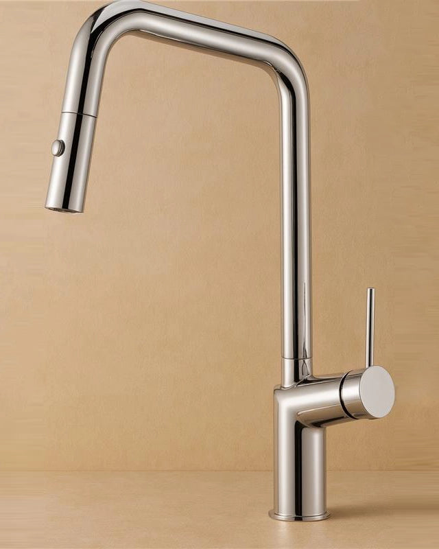 Rubinetto cucina con bocca estraibile in ottone cromato installato su lavello, vista della bocca e della leva - Exagonshop