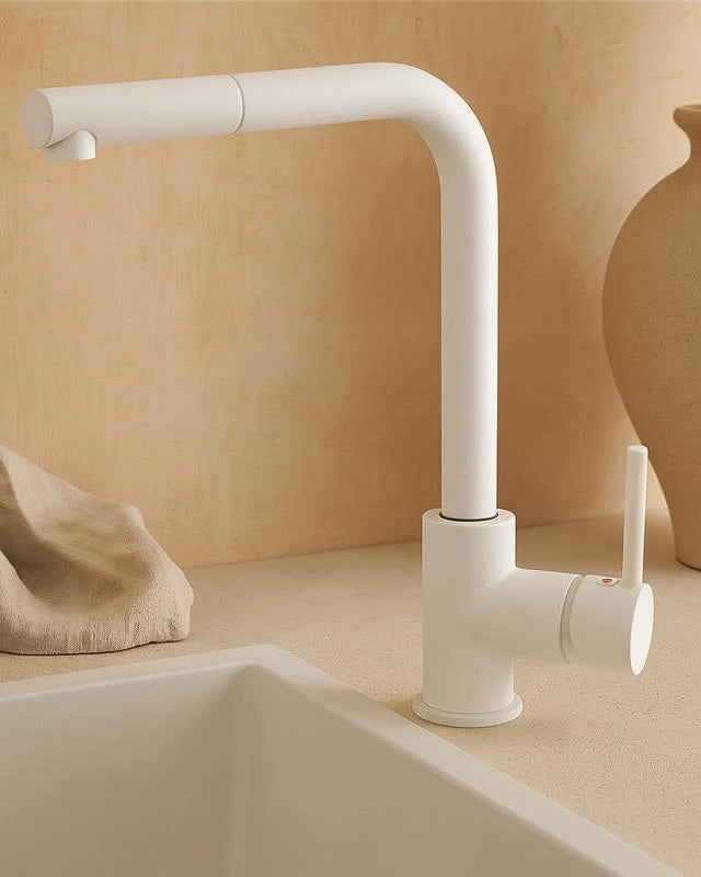 Rubinetto cucina estraibile Linda bianco opaco in ottone installato su lavello, vista della bocca e della leva - Exagonshop