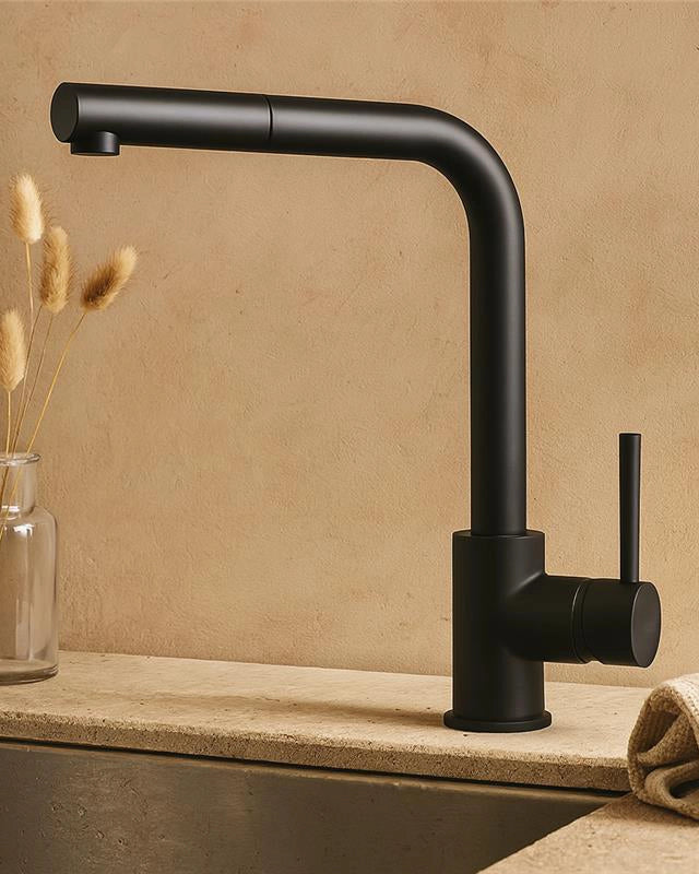 Rubinetto cucina estraibile Linda nero opaco in ottone installato su lavello, vista della bocca e della leva - Exagonshop