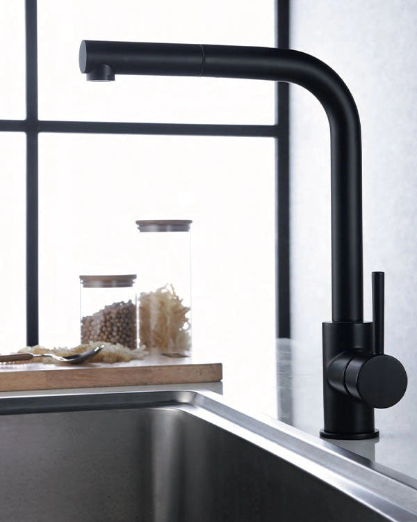 Rubinetto cucina estraibile Linda nero opaco installato su lavello, vista della bocca e della leva - Exagonshop