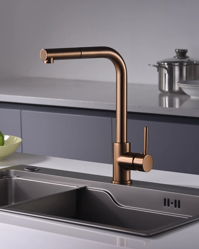 Rubinetto cucina estraibile Linda oro rosa spazzolato, vista laterale della canna girevole - Exagonshop