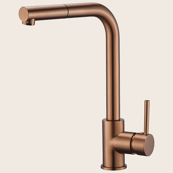 Rubinetto cucina estraibile Linda oro rosa spazzolato in ottone installato su lavello, vista della bocca e della leva...