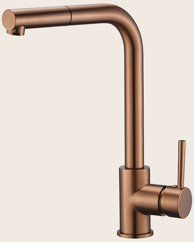 Rubinetto cucina estraibile Linda oro rosa spazzolato in ottone installato su lavello, vista della bocca e della leva...