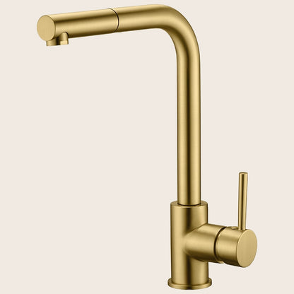 Rubinetto cucina estraibile Linda oro spazzolato in ottone installato su lavello, vista della bocca e della leva - Exagonshop