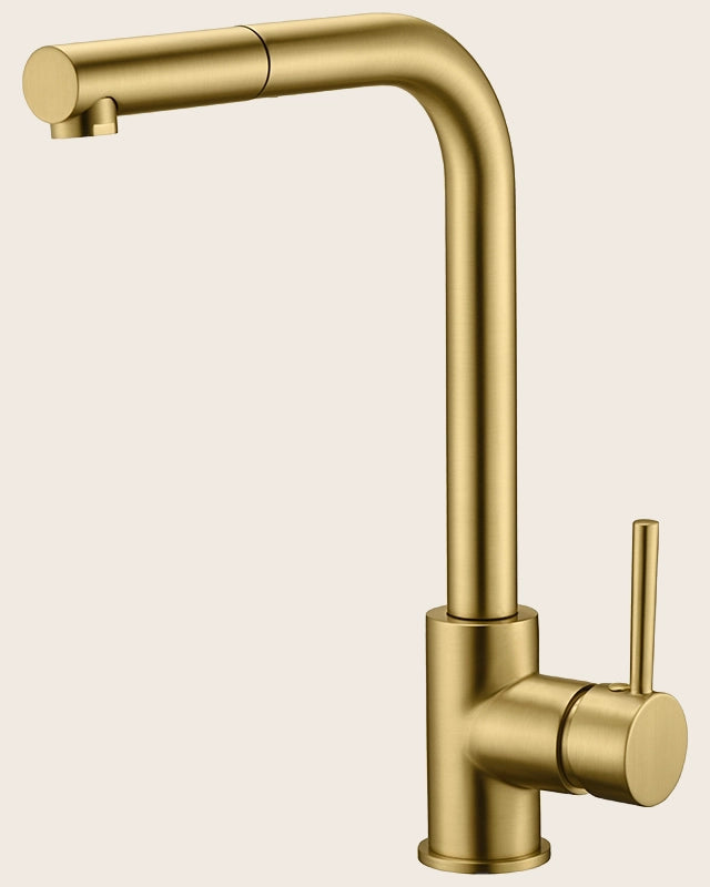 Rubinetto cucina estraibile Linda oro spazzolato in ottone installato su lavello, vista della bocca e della leva - Exagonshop