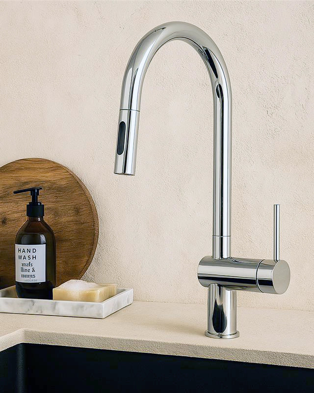 Rubinetto cucina con bocca estraibile in ottone cromato in naturale installato su lavello, vista della bocca e della leva...